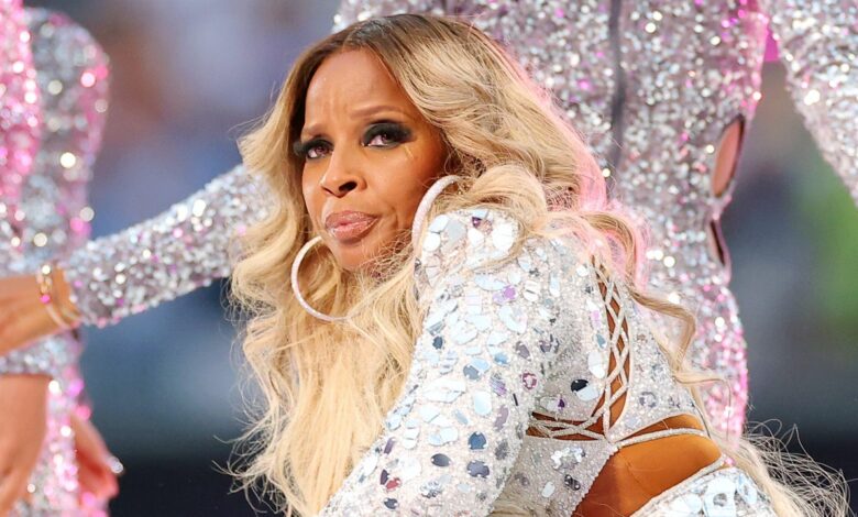 Mary J. Blige usó el cabello súper largo de Rapunzel en el espectáculo de medio tiempo del Super Bowl